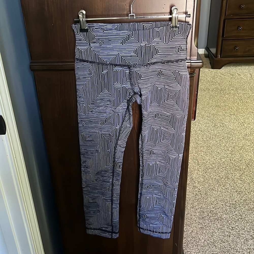 Lululemon Wunder Under Crop III
Maze Jacquard White Black - Size 2